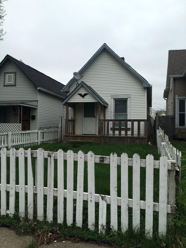 Ein kleines Haus aus dem Jahr 1880 wird zum nächsten Projekt von Karen und Mina … – Bild: HGTV/​Scripps Networks, LLC