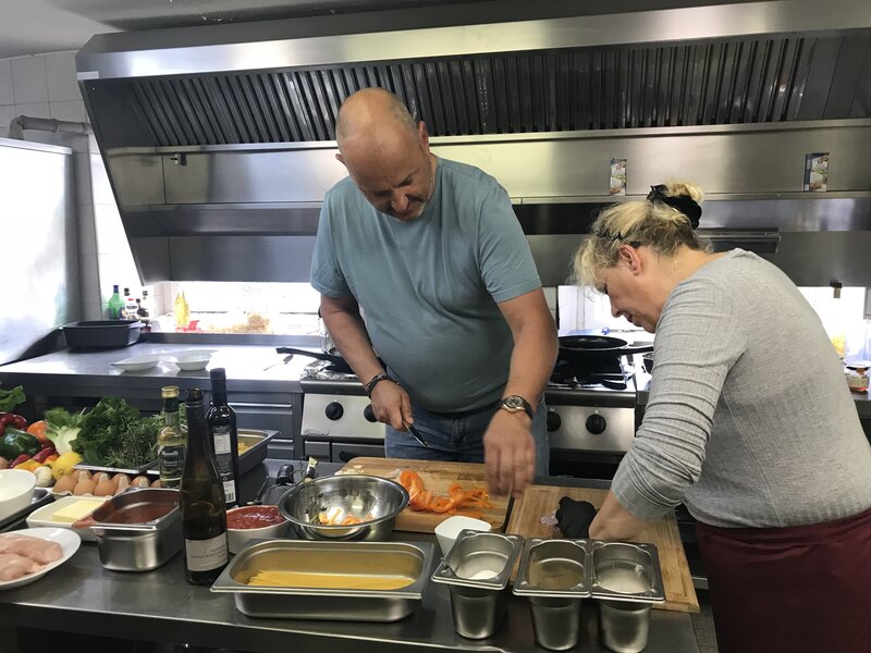 Nachdem die 55-jährige Andrea Cambiolo mit ihrem Restaurant „Culo del Mondo“ (Übersetzung: Arsch der Welt) pleitegeht, übernimmt kurzerhand ihre unerfahrene Schwester Silvana (r.) das Ruder. Katastrophales Kalkulationswissen und die zur Lokalität vollkommen unpassende Speisekarte gilt es unter anderem für Frank Rosin (l.) in Angriff zu nehmen … – Bild: Kabel Eins