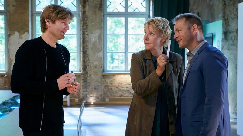 Die Ermittlungen führen Marie Brand (Mariele Millowitsch, M.) und Kollege Simmel (Hinnerk Schönemann, r.) zu Peter Gronwald (Kai Ivo Baulitz, l.), der ihnen etwas über Düfte erzählt. – Bild: ZDF und Guido Engels
