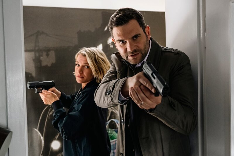 Jonas Fischer (Lukas Piloty, r.) und Vanessa Haas (Kerstin Landsmann, l.) hören in der Wohnung des Opfers verdächtige Geräusche. – Bild: ZDF