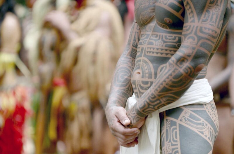 Tänzer auf Nuku Hiva, einer Insel der Marquesas inmitten des Pazifiks: Seine Tätowierung wird „Patutiki“ genannt. Die Symbole stammen von der Gottheit Tiki, dem Urvater der Marquesaner. – Bild: Philipp Griess