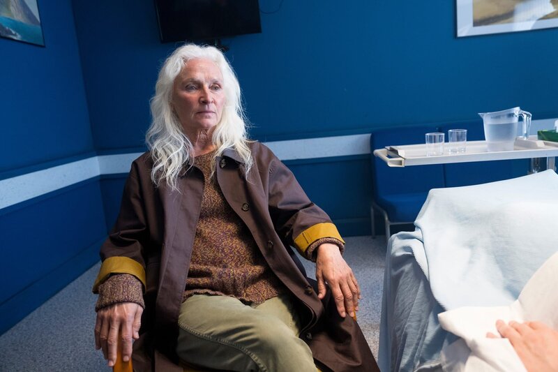 Niamh Cassidy (Olwen Fouéré) und ihre Fast-Schwiegertochter Helen haben im Krankenzimmer eine ziemlich unbefriedigende Unterhaltung. – Bild: ZDF