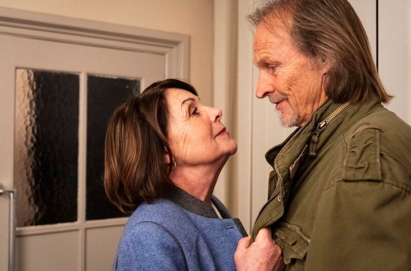 Sascha (Eisi Gulp) ist besorgt, wie Rosis (Brigitte Walbrun) Interview unter dem Einfluss von Haschkeksen gelaufen ist. Weiteres Bildmaterial finden Sie unter www.br-foto.de. – Bild: BR/​Lena Semmelroggen
