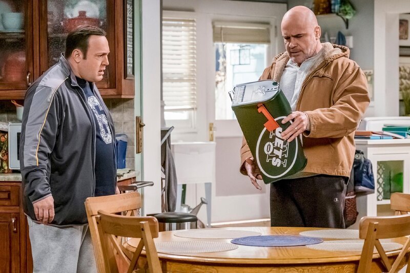 Kevin Gable (Kevin James), Rootger (Bas Rutten, r.) – Bild: RTL /​ Sony Pictures Television Inc. and CBS Studios Inc.