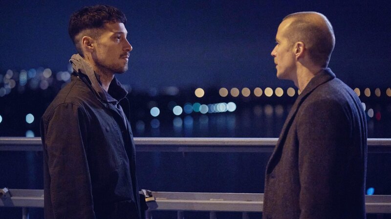 V.l.: Marius (Klaus Steinbacher) und Hugo (Barnaby Metschurat) – Bild: RTL /​ Frank Dicks