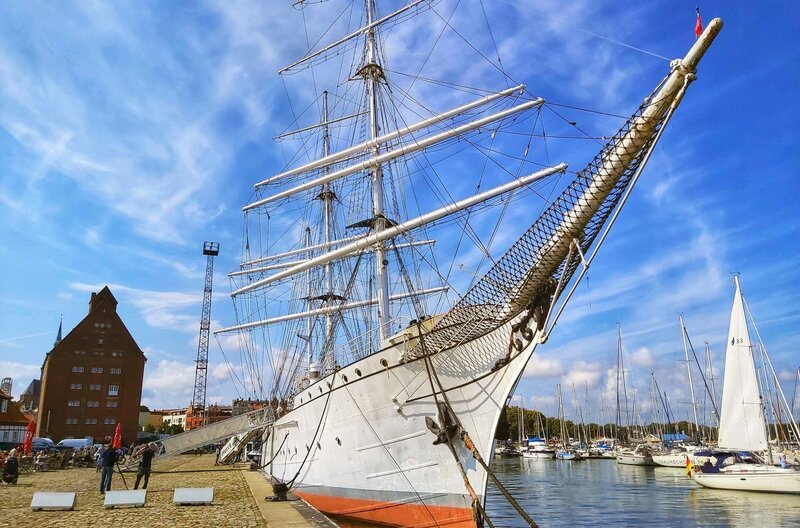Gorch Fock II an der Hafeninsel – Bild: SR/​Anne Strauch