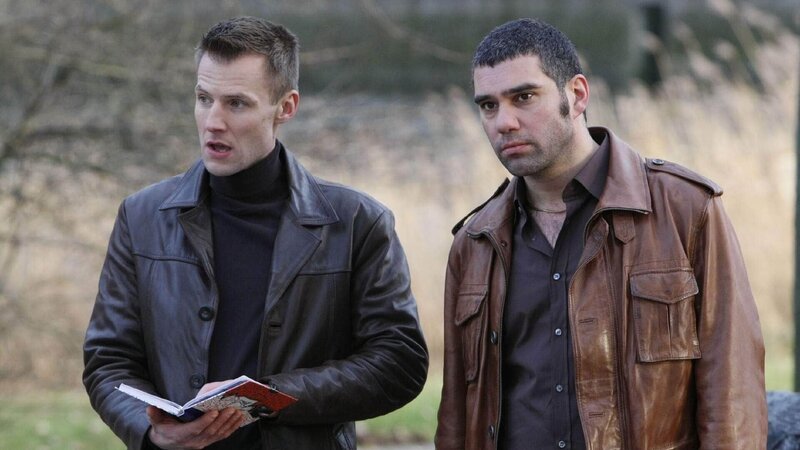 Wolkenhaupts Schergen Sobinski (Marcel Vietzke, li.) und Schneider (Mathias Kopetzki) haben Sarahs Tagebuch und somit das Hausboot – ihren Aufenthaltsort – ausgemacht. – Bild: TVNOW /​ Guido Engels