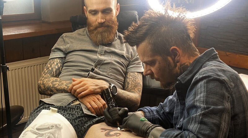 Danijel Crljic (rechts) bei der Arbeit. – Bild: SWR