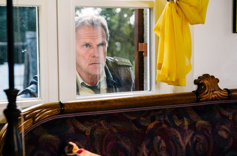 Hubert (Christian Tramitz) spioniert beim Kuschelkurs und traut seinen Augen nicht. – Bild: ARD/​TMG/​Emanuel A. Klempa