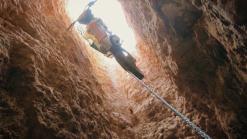 Geographe Marine Salvage and Rescue team recover the bike. – Bild: DMAX