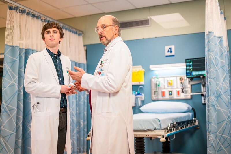 Dr. Shaun Murphy (Freddie Highmore, l.) und Dr. Aaron Glassman (Richard Schiff) – Bild: ORF/​Sony Pictures/​ABC/​Kailey Schwerman