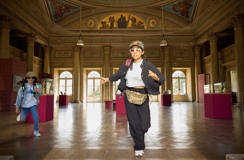 Luis Herzog (Aithon Avgoustakis, l.) und Svenja Herzog (Lene Oderich, r.) machen sich schnell aus dem Staub. – Bild: ARD/​Rudolf Wernicke