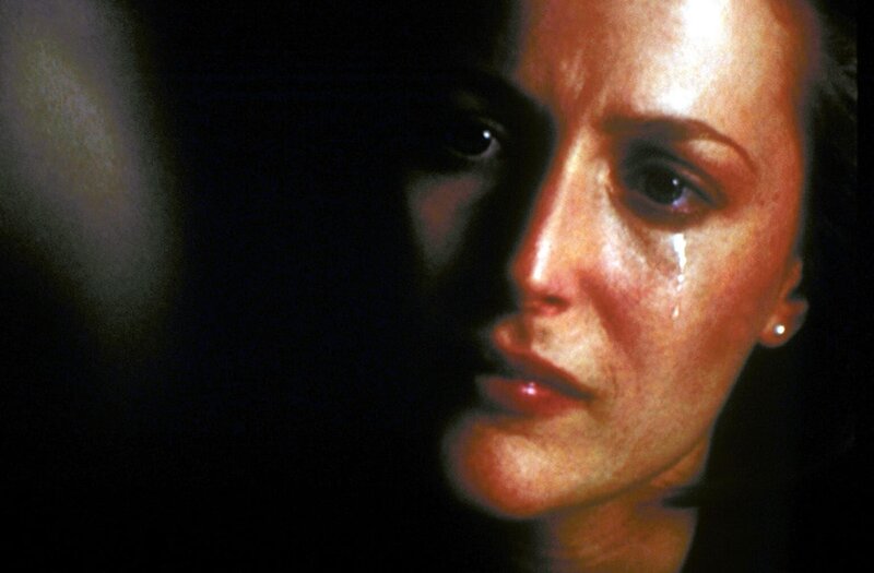 Durch einen Zufall gerät Scully (Gillian Anderson) an die Röntgenbilder ihres ehemaligen Lehrers und Geliebten, der schwer herzkrank auf der Intensivstation liegt. – Bild: Twentieth Century Fox Film Corporation