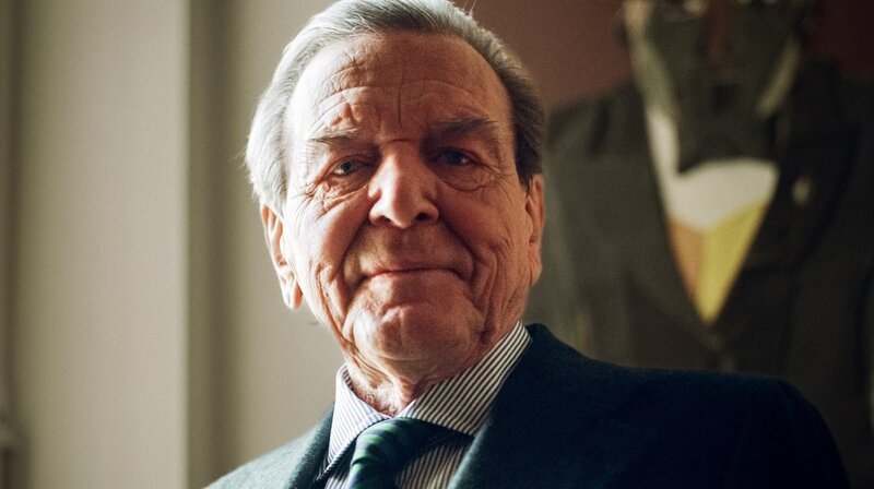 Dieses Jahr feiert Gerhard Schröder seinen 80. Geburtstag. Die Feier organisiert er selbst. Zu seinem 70. Geburtstag hatte die SPD noch einen großen Empfang in Berlin für ihn organisiert. – Bild: NDR/Lucas Stratmann Dieses Jahr feiert Gerhard Schröder seinen 80. Geburtstag. Die Feier organisiert er selbst. Zu seinem 70. Geburtstag hatte die SPD noch einen großen Empfang in Berlin für ihn organisiert. – Bild: NDR/Lucas Stratmann