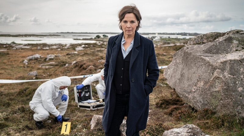 Mord an einer Studentin: Die Polizeipsychologin Cathrin Blake (Désirée Nosbusch) am Tatort. – Bild: ORF/​ARD/​Sammy Hart
