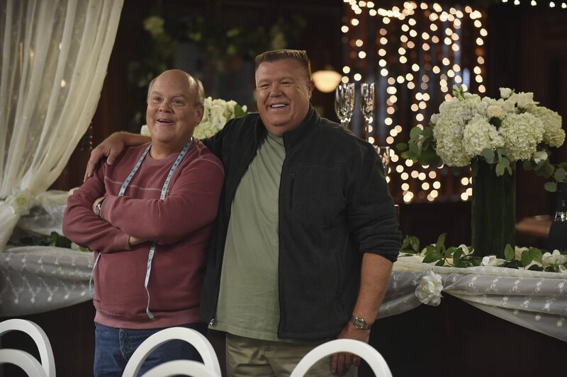 Hitchcock (Dirk Blocker, l.), Scully (Joel McKinnon Miller) – Bild: NBCUniversal Media, LLC /​ Ray Mickshaw