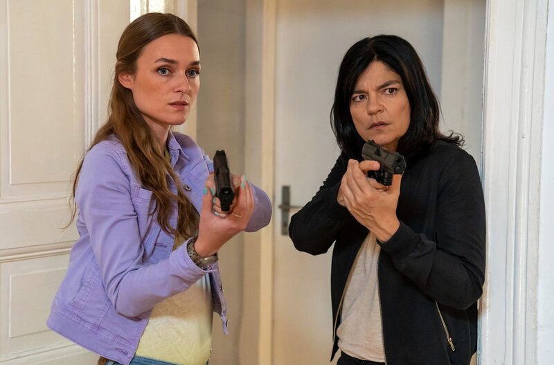 Lucy Elbe (Josephin Busch, l.) und Mina Amiri (Jasmin Tabatabai) sind auf alles gefasst, als sie auf der Suche nach Yannick Liebeskind in die Wohnung des Rentners Schulze eindringen – nicht aber auf das, was sie dort dann finden. – Bild: ZDF