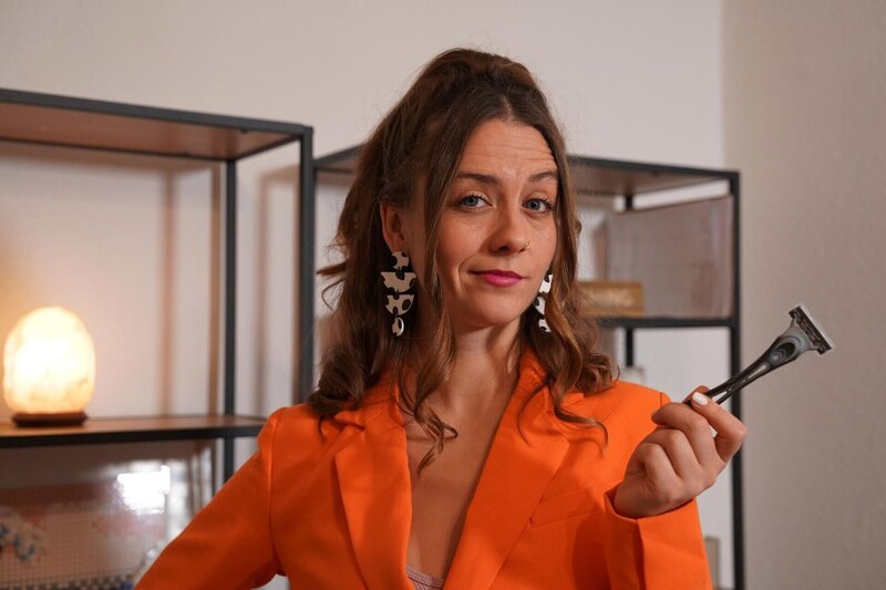 Rasieren, wachsen, lasern – oder einfach natürlich bleiben? Für viele Frauen ist Körperbehaarung noch immer ein Tabuthema. Kristina Lang verzichtet seit Jahren auf die Rasur und kämpft für mehr Selbstakzeptanz. – Bild: RTL /​ Arriba Media /​ Körperhaare bei Frauen – zwischen Scham und Shitstorm