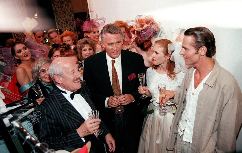 Im Bild (v.li.): Janno Halm (Wolfgang Spier), Wenzel Hofer (Klaus Wildbolz), Sissy Hofer (Andrea Lamatsch), Louis Anderson (Wassily Zechyr). – Bild: ORF 2