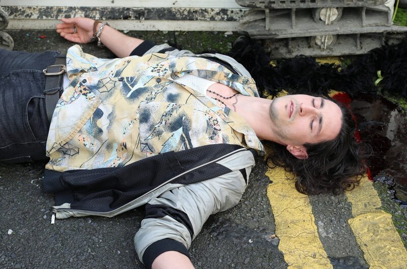 Pete Thomson (David O’Leary) wurde beim Geisterumzug des Erntedankfests „Samhain“ ermordet. – Bild: ORF/​Beta Film/​Degeto/​Züli Aladag