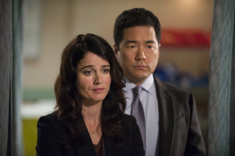 Nach alldem, was geschehen ist, machen sich Teresa (Robin Tunney, l.) und Kimball (Tim Kang, r.) Sorgen um Patrick Jane … – Bild: Warner Bros. Television Lizenzbild frei