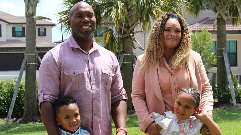 Cummings family listens to realtor Joseph as he intros house 3, in episode 203, as seen on HGTV’s House Hunters Family – Bild: 2018, Scripps Networks, LLC. All Rights Reserved.