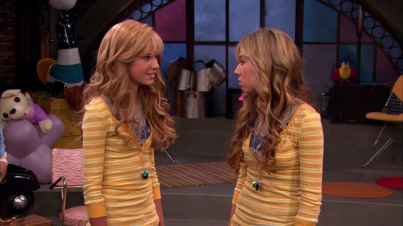v.li.: Fake Sam (Annie DeFatta), Sam Puckett (Jennette McCurdy) – Bild: Paramount