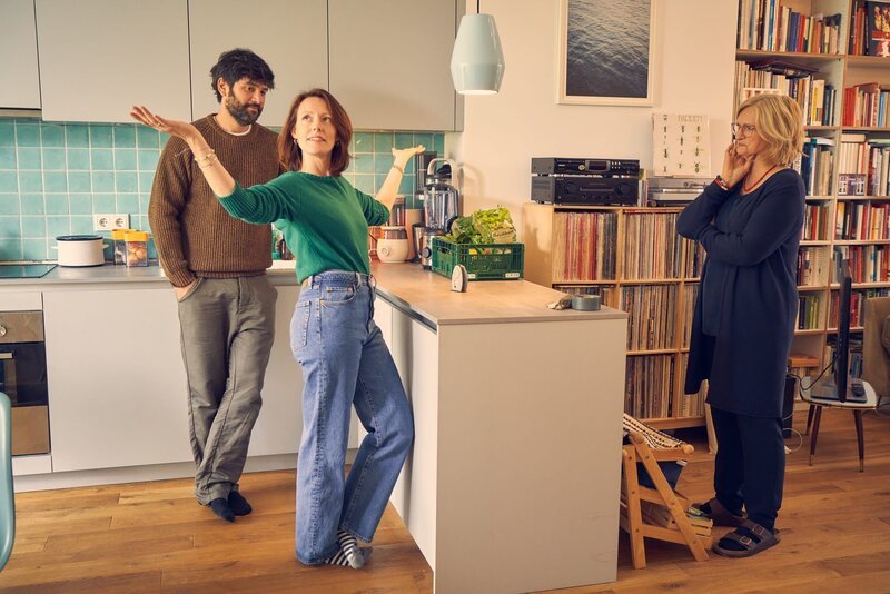 Nina (Lavinia Wilson, M.) präsentiert ihrer Mutter Ini (Johanna Gastdorf, r.) die neue Wohnung, die sie und Jannos (Jasin Challah, l.) durch die Mitgliedschaft in einer Baugruppe beziehen konnten. – Bild: ZDF