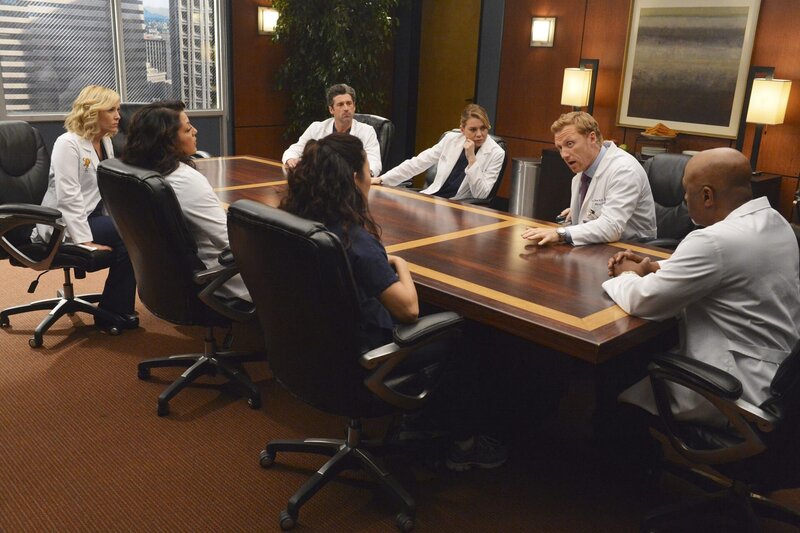 Der Vorstand kommt ohne Jackson zusammen, um die Sache mit dem Harper Avery Award zu besprechen: Richard (James Pickens jr., r.), Cristina (Sandra Oh, M.), Callie (Sara Ramirez, 2.v.l.), Arizona (Jessica Capshaw, l.), Owen (Kevin McKidd, 2.v.r.), Meredith (Ellen Pompeo, 3.v.r.) und Derek (Patrick Dempsey, 3.v.l.) … – Bild: American Broadcasting Companies, Inc. /​ Eric McCandless