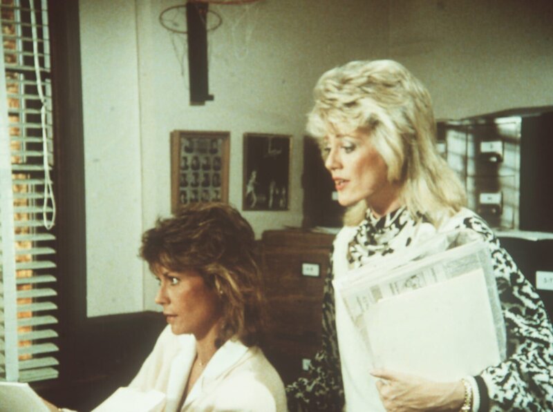 Fieberhaft suchen Amanda (Kate Jackson, l.) und Francine (Martha Smith) nach einem Dokument, dessen Veröffentlichung das Ende für den Geheimdienst bedeuten würde … – Bild: Viacom