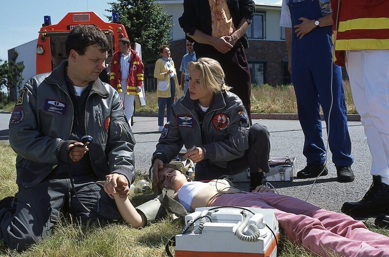 3. Thomas und Sabine wundern sich über den Verkehrsunfall der Fahrschülerin Diana. Irgendwas stimmt da nicht. (v.l.n.r.: Ulrich Bähnk, Esther Seibt, Marlene Marlow) – Bild: Boris Laewen