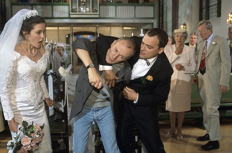 Als Birte und Erik heiraten, entführt Robert, Birtes Ex-Freund, die Braut. (v.l.n.r.: Patricia Schäfer, Marbo Becker, Jürgen Beck-Rebholz ) – Bild: Boris Laewen