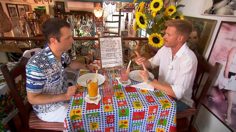 Restaurantbesuch in Havanna: Nils Egtermeyer (re.) Michael Schuller (li). – Bild: SWR/​Fandango