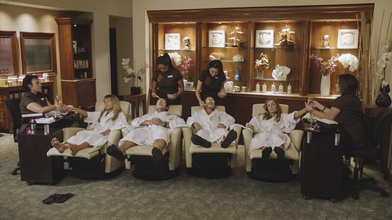 Steve (Alex O’Loughlin, 3.v.l.) und Lynn (Sarah Carter, 2.v.l.) wollen den Valentinstag romantisch am Strand und im Wellnesshotel verbringen. Dasselbe haben Danny (Scott Caan, 3.v.r.) und Melissa (Lili Simmons, 2.v.r.) geplant. Die Damen haben sich abgesprochen und benachbarte Hotelzimmer gebucht. – Bild: Norman Shapiro