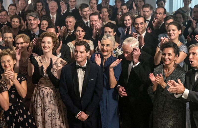 Nicht ohne Stolz lauscht Franz Burda (Fritz Karl) der Rede seiner Frau bei der Eröffnung ihres neuen Verlagsgebäudes. Unter den Zuhörern auch Edith Schmidt (Luise Wolfram) und Lise Schneegass (Annika Olbrich). – Bild: SWR/​Hardy Brackmann /​ ZDF und SWR/​Hardy Brackmann