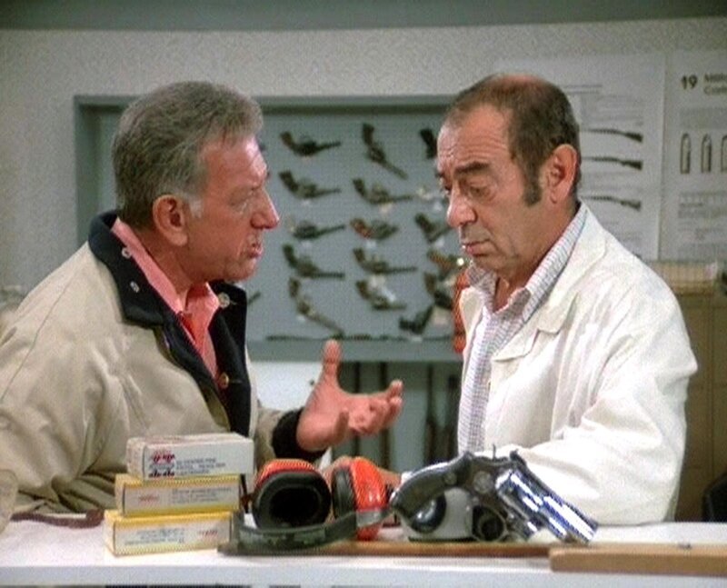 Quincy (Jack Klugman, l.) befragt den Waffenexperten John (Arthur Batanides) zu dem rätselhaften Fall – Bild: RTLup