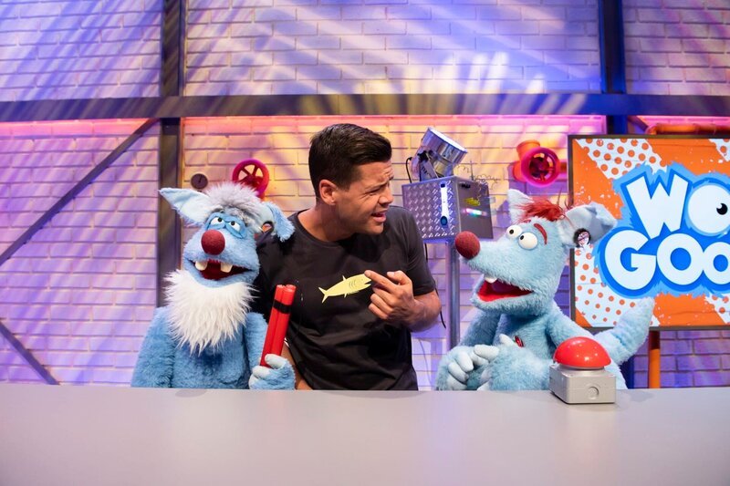 Was macht der Unbekannte plötzlich im Studio? Hat Woozles Erfindung Lichtkatapult 3001 etwa etwas damit zu tun? – Bild: SUPER RTL