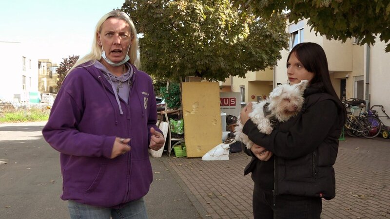 Katrin (li.) und ihre Familie sorgen sich um Hund Chulo. Der Vierbeiner verhält sich seit ein paar Tagen seltsam, weswegen die Familie an einem Tierarztbesuch nicht vorbei kommt. – Bild: RTLZWEI