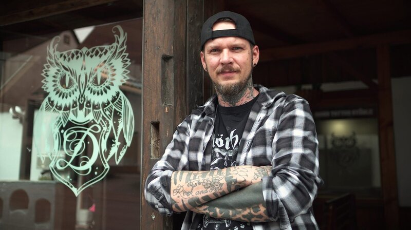 Danijel Crljic von „Danis Tattoo Stüble“ in Hirrlingen. – Bild: SWR