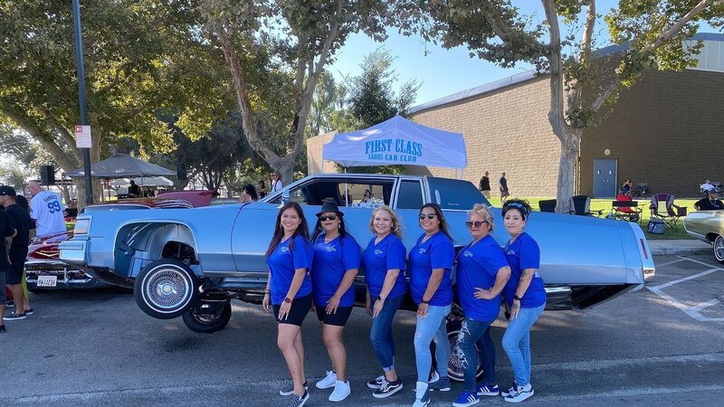 Die Mitglieder vom reinen Frauen-Lowrider-Club „First Class Ladies“ wollen auch gesellschaftliche Vorbilder sein und engagieren sich sozial. – Bild: MedienKontor