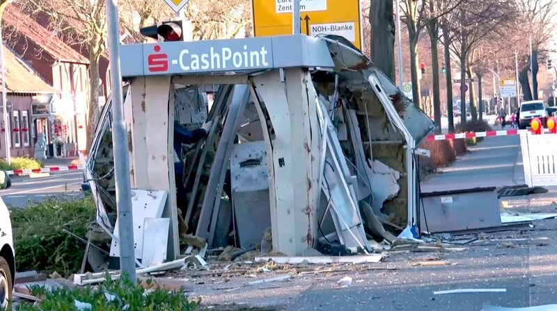 Einer von mehreren Hundert jährlich gesprengten Geldautomaten in Deutschland. – Bild: SWR/​MDR/​Nord-West-Media TV