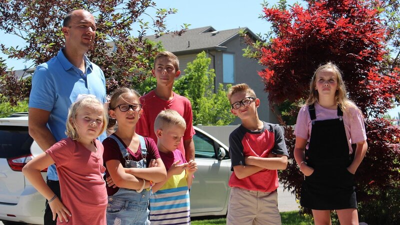 Stepan family listen to mother introduce house 2 in episode 213, as seen on HGTV’s House Hunters Family – Bild: 2018, Scripps Networks, LLC. All Rights Reserved.