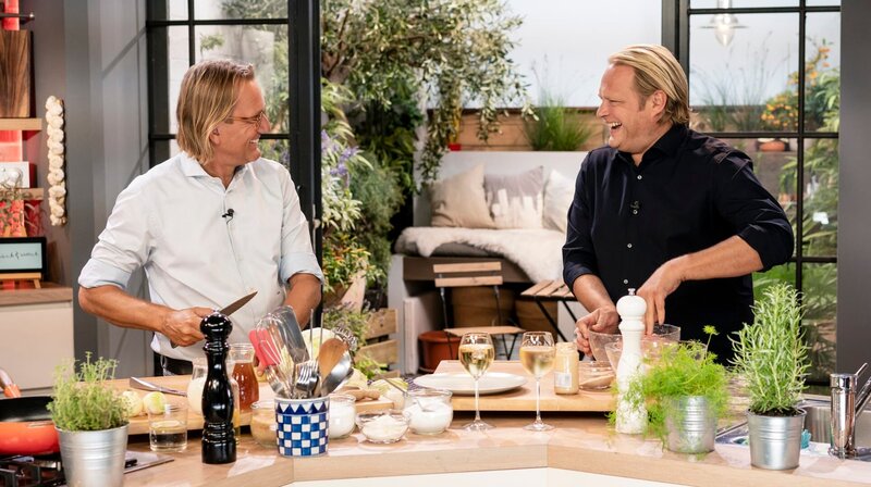 Heute bekommt Björn Freitag (r) Besuch von einem guten Freund, der auch Koch ist und wie er aus dem Ruhrgebiet stammt: Frank Buchholz. – Bild: WDR/​Ben Knabe