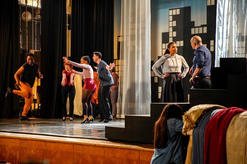 Barrett Doss (Victoria Hughes), Peter Paige (Cooper). – Bild: ORF