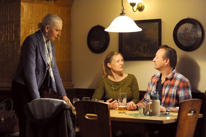 Vera wirft Gregor vor, dass er sich auf die Seite von Barbara stellt. Von links: Barbara (Désirée Nick), Vera (Sybille Waury), Gregor (Holger Matthias Wilhelm). – Bild: BR/​Marco Orlando Pichler