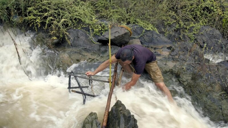 Im Dschungel Südostasiens nutzt Hazen Audel die Fähigkeiten der Lau-Lom-Fischer, um Fische in den tödlichen Stromschnellen zu fangen. – Bild: National Geographic