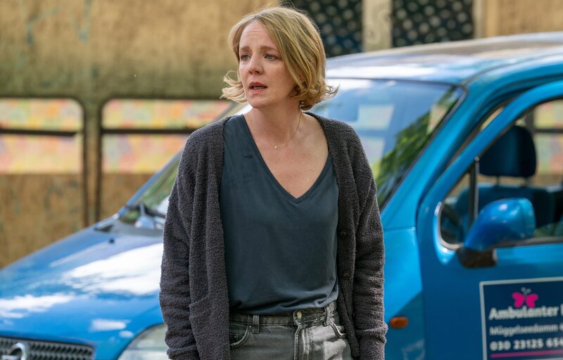 Astrid Mankowitz (Katrin Wichmann) versucht das emotionale Chaos für sich zu ordnen. – Bild: ZDF