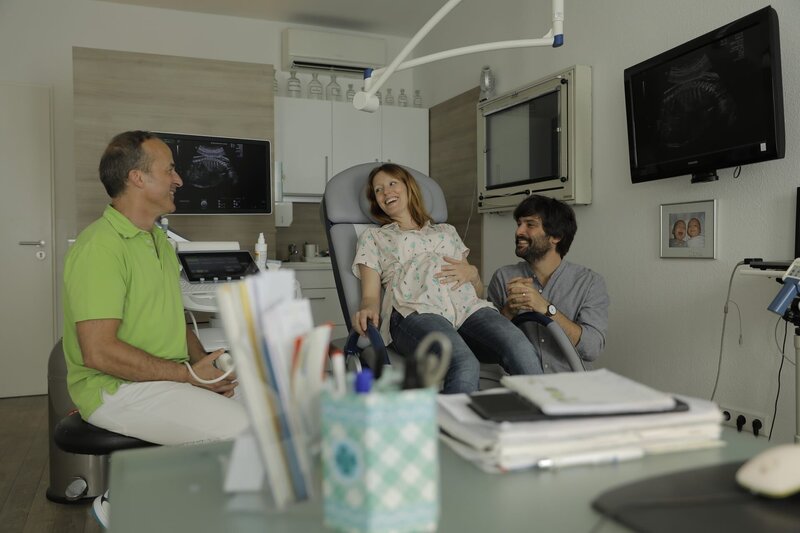 Nina (Lavinia Wilson, M.) und Jannos (Jasin Challah, r.) erfahren beim Ultraschall, dass sie einen Jungen bekommen werden. – Bild: ZDF