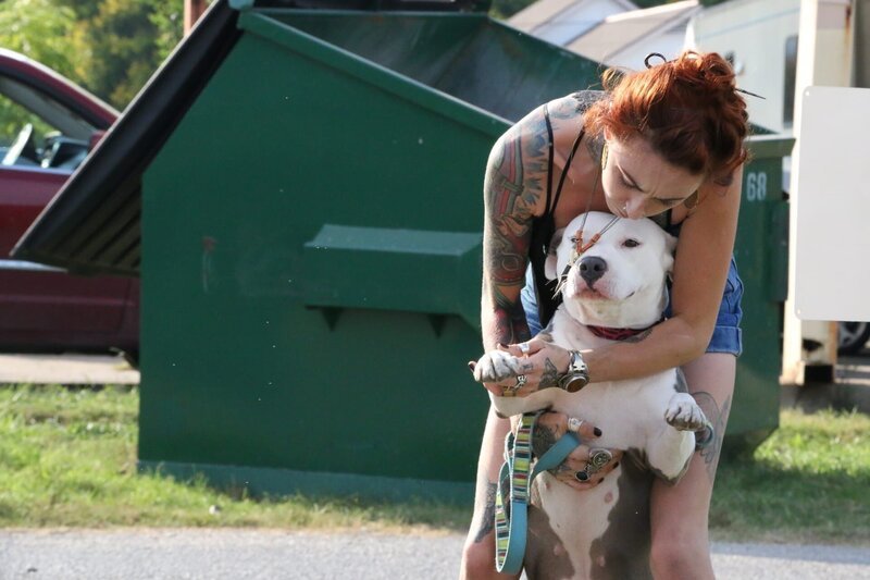 Mariah gives a kiss on Cardigan’s head. – Bild: Discovery Channel Mariah gives a kiss on Cardigan’s head. – Bild: Discovery Channel