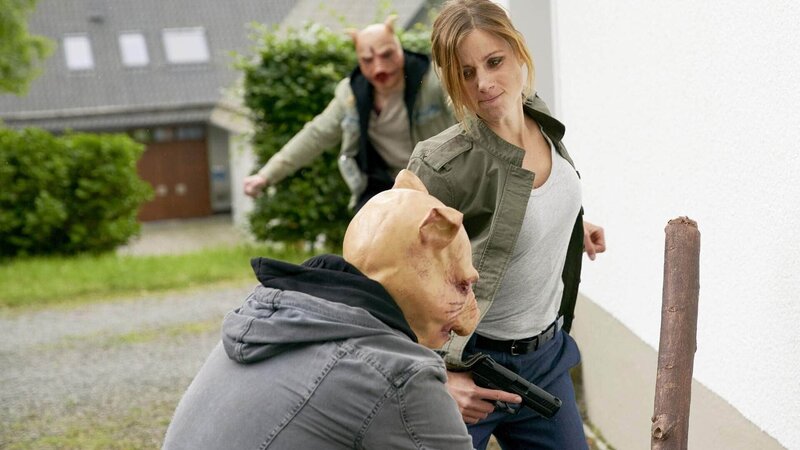 Jenny wird von zwei maskierten Männern überrascht und gerät in ihre Fänge. – Bild: TVNOW /​ Guido Engels